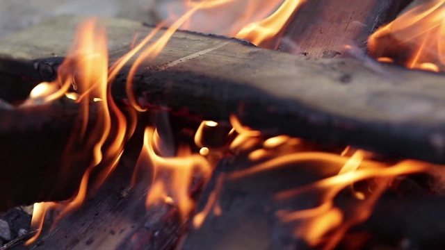 Bonefire在露营视频下载