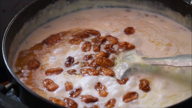 准备特别的帕亚萨姆烤干果在上面。Semiya Payasam或Vermicelli Payasam。Payasam是印度南部喀拉拉邦最常见的甜点。视频素材