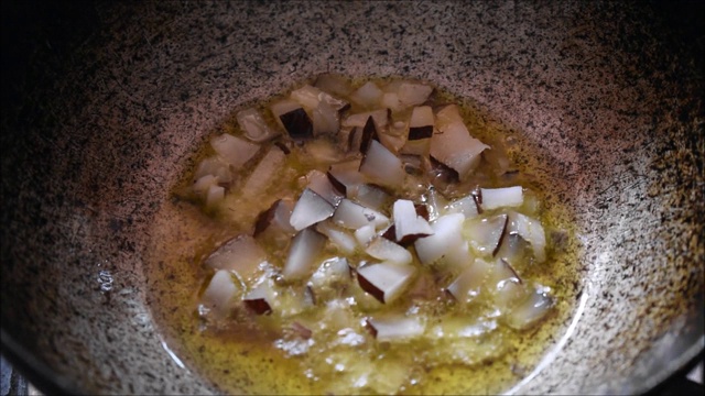 在酥油里烤干椰子的视频。它被用来制作一种南印度甜点payasam。视频下载