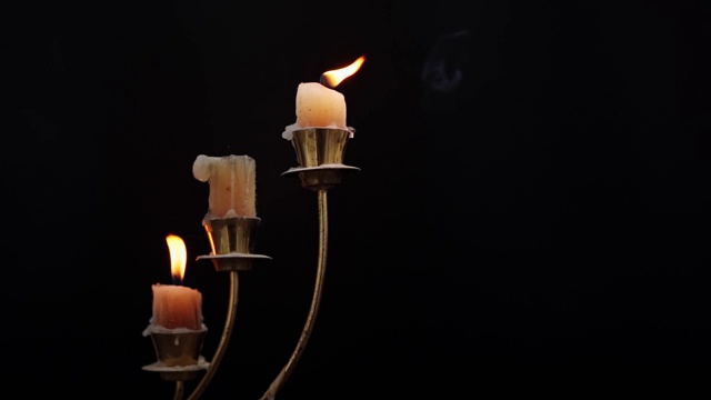 蜡烛在黑暗中燃烧视频素材