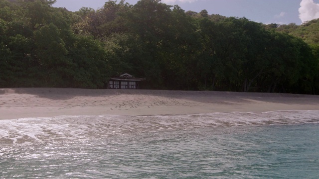 安斯勒罗奇海滩，从一艘小船靠近海岸，卡里亚库，格林纳达，西印度群岛，加勒比，中美洲视频素材