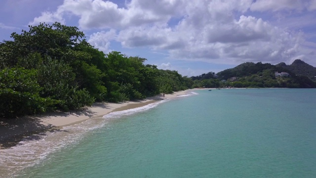 无人机沿天堂海滩海岸线，卡里亚库，格林纳达，西印度群岛，加勒比，中美洲视频素材