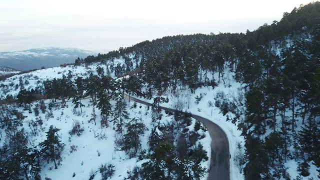 土耳其kizilcahamam冬季森林鸟瞰图，4k。雪山和森林视频素材