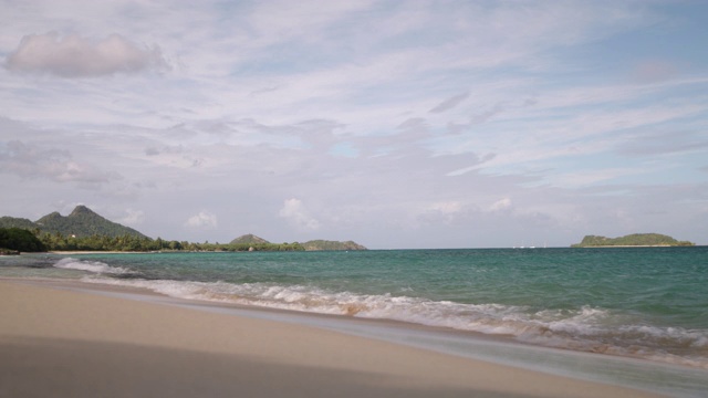 海浪拍打着希尔斯伯勒海滩，希尔斯伯勒湾，卡里亚库，格林纳达，西印度群岛，加勒比，中美洲视频素材