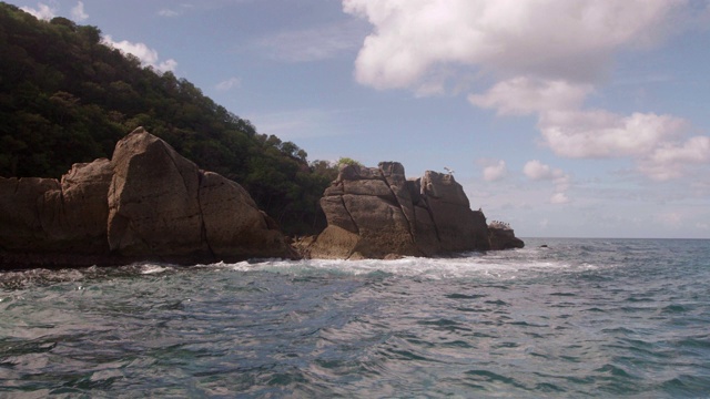 安斯勒罗奇海滩，岩石和鸟儿从船靠近海岸，Carriacou，格林纳达，西印度群岛，加勒比，中美洲视频素材