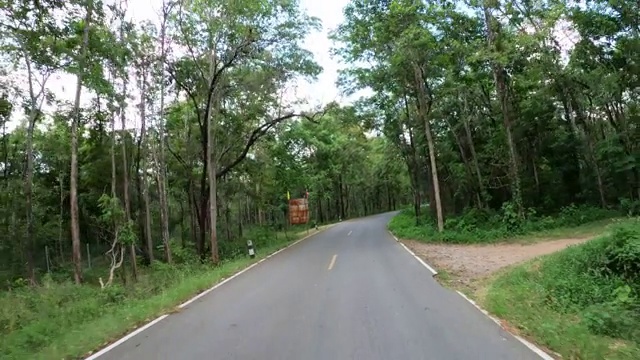 在乡间小路上行驶，进入野外视频素材