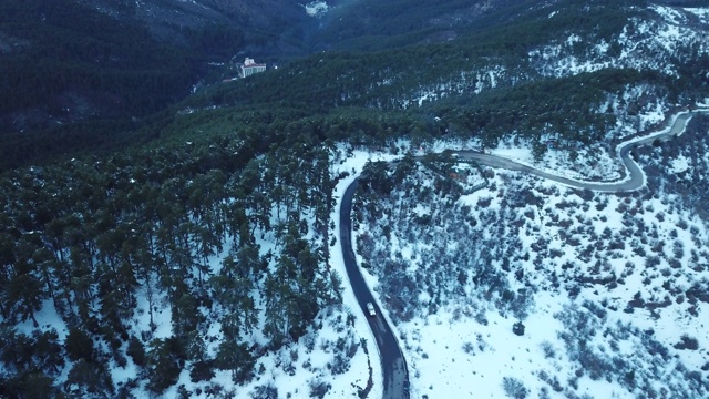 土耳其kizilcahamam冬季森林鸟瞰图，4k。雪山和森林视频素材