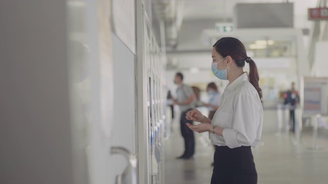 戴面具的女人在买火车票。视频素材