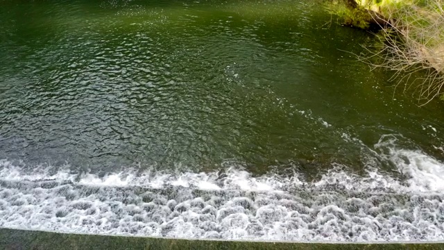 低空飞过乡间河上的小瀑布视频素材