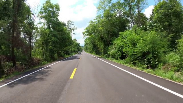 在乡村道路上驾驶视频素材