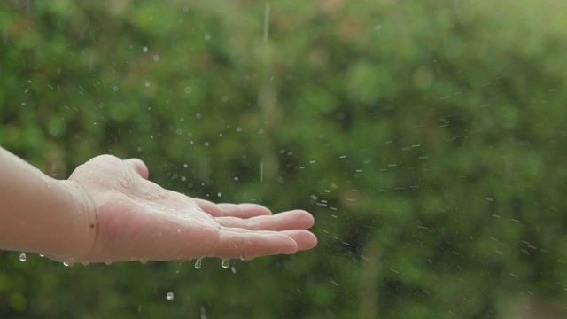 雨滴到人手上的慢速视频视频素材