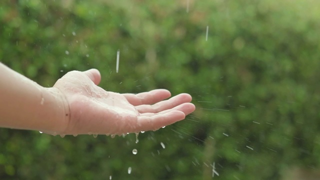 雨滴到人手上的慢速视频视频素材