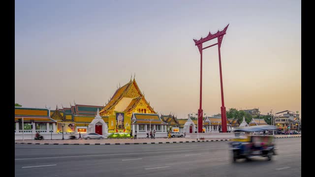 时间推移天际线的巨大摆动建筑在黄昏在泰国，鸟瞰泰国城市建筑和繁忙的交通道路视频素材