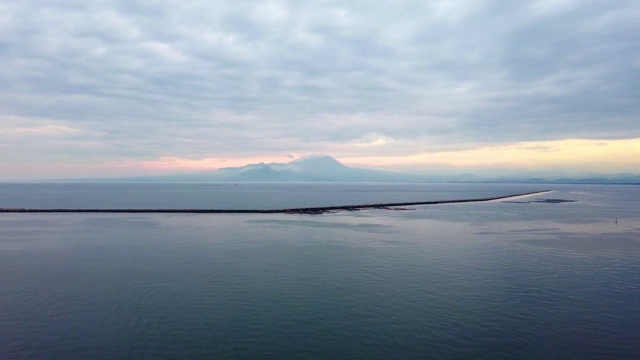 日本金泽的海景岛，宁静的大海。视频素材