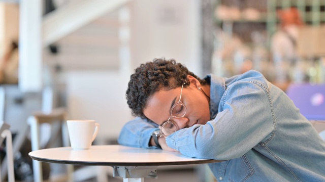 疲惫的非洲妇女正在午睡Café视频素材