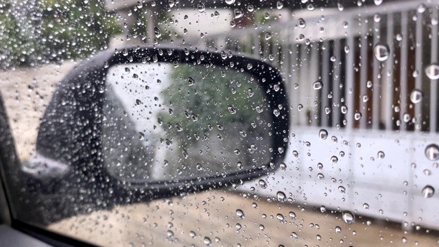 雨点与侧视镜视频素材