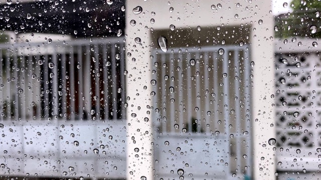 雨点落在房子前面的汽车侧窗上视频素材