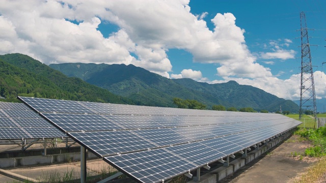 延时4K大型工业太阳能农场生产集中太阳能视频素材