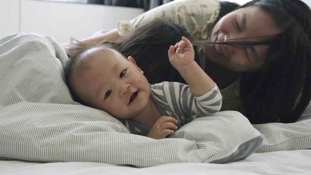 床上幸福家庭视频素材