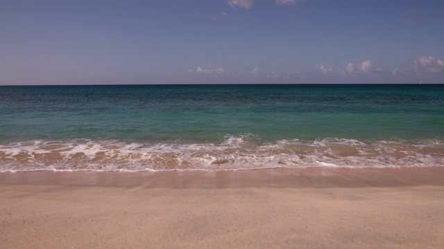 海浪拍打着杂志海滩，格林纳达，西印度群岛，加勒比，中美洲视频素材