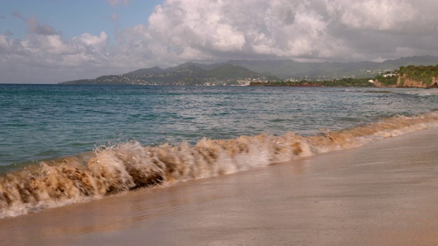 海浪拍打着杂志海滩，格林纳达，西印度群岛，加勒比，中美洲视频素材