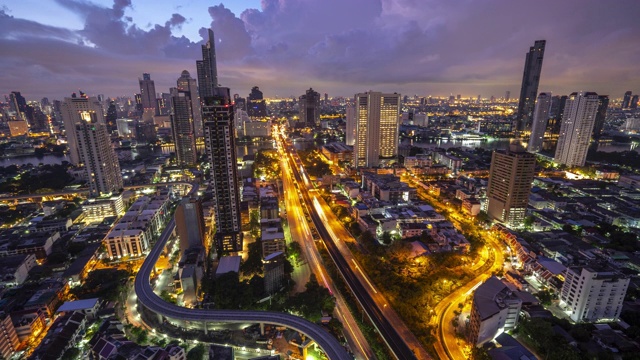 延时拍摄泰国曼谷市内的公路和空中火车交通，夜景。公共交通，通勤生活方式，亚洲城市生活理念。高角度视图缩小视频素材