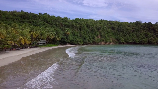 海浪拍打着La Sagesse海滩，格林纳达，西印度群岛，加勒比，中美洲视频素材