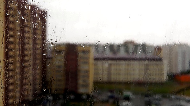 雨点落在玻璃窗上。多雨的天气，选择性聚焦视频素材