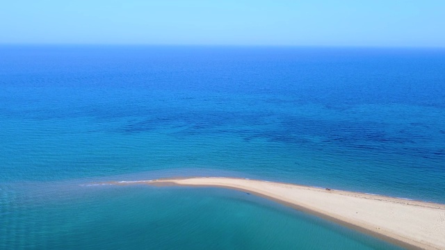 异国情调的旅游目的地，热带沙滩和绿松石清澈的大海。鸟瞰图视频素材