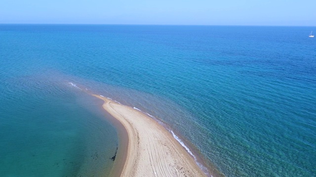 长沙热带海滩和宁静的绿松石清澈的爱琴海。鸟瞰图视频素材