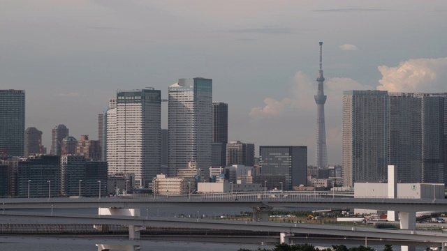 延时:空中东京彩虹桥与东京天空树和天空日本视频素材