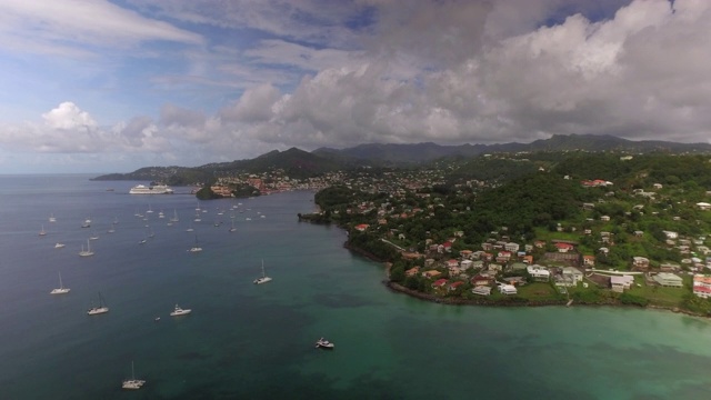 大安斯和圣乔治的海岸线，格林纳达，西印度群岛，加勒比，中美洲的鸟瞰图视频素材