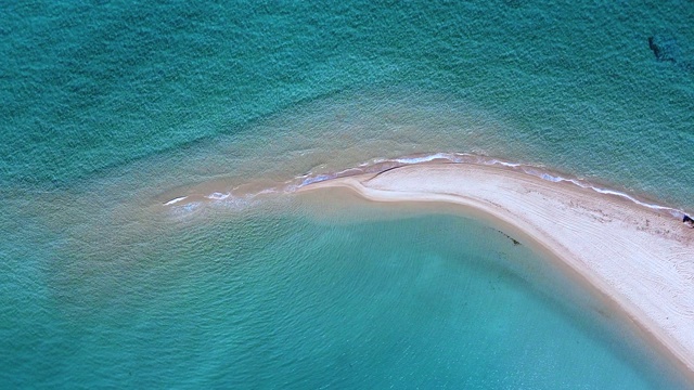 热带沙洲海滩顶视图和绿松石水晶清澈的海水溅海滩。视频素材