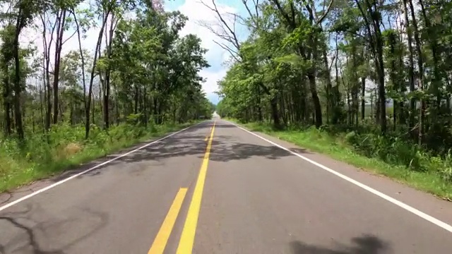 在乡村道路上开车视频素材