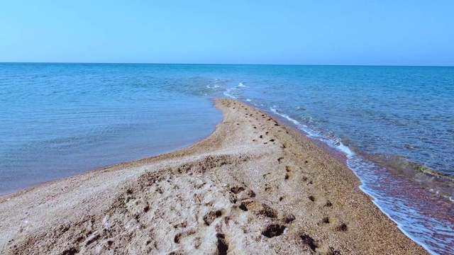 长沙热带海滩和宁静的绿松石清澈的爱琴海。鸟瞰图视频素材