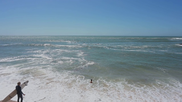 风平浪静的下午，沙滩上的波浪起伏视频素材