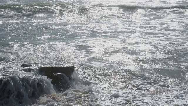 风平浪静的下午，沙滩上的波浪起伏视频素材