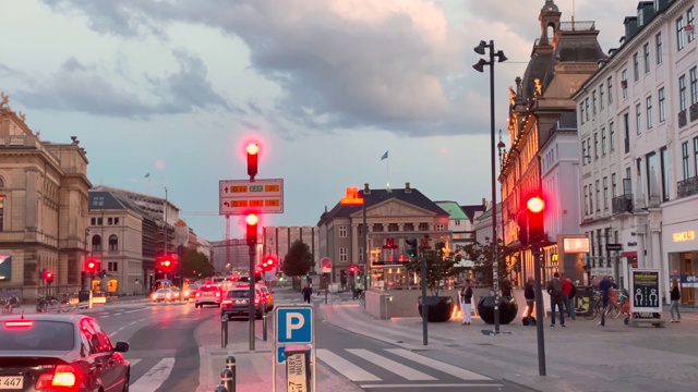 Kongens Nytorv，国王新广场，地铁，哥本哈根，丹麦。时间流逝的视频。2020年7月，丹麦哥本哈根视频下载