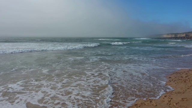 风平浪静的下午，沙滩上的波浪起伏视频素材