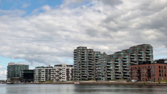 双子座住宅，海景丹麦，丹麦运河，岛屿Brygge，哥本哈根建筑，丹麦建筑。时间流逝的视频。2020年7月，丹麦哥本哈根视频下载