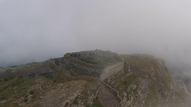 瓦雷塞尔堡By Mont Cenis Lake -鸟瞰图- Rhône-Alpes，萨沃伊，法国视频素材