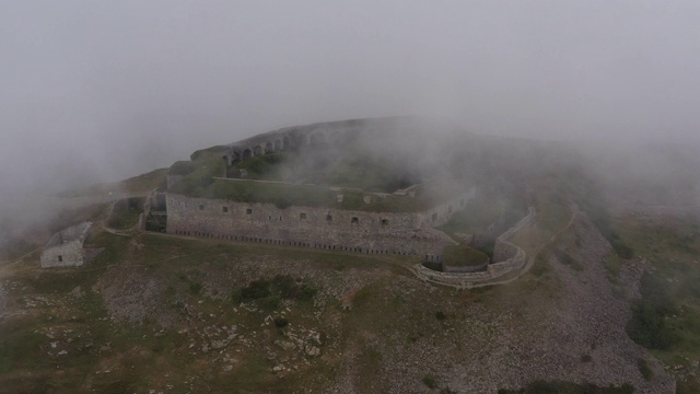 瓦雷塞尔堡By Mont Cenis Lake -鸟瞰图- Rhône-Alpes，萨沃伊，法国视频素材