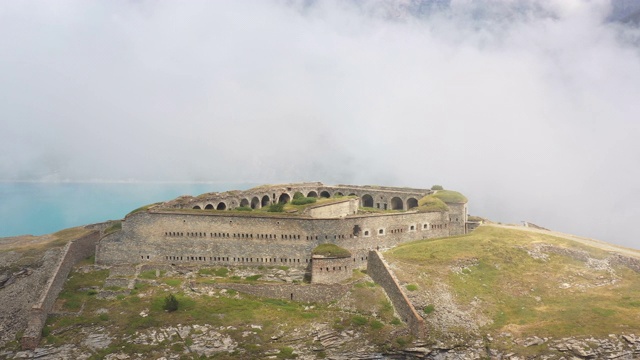 瓦雷塞尔堡By Mont Cenis Lake -鸟瞰图- Rhône-Alpes，萨沃伊，法国视频素材