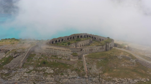 瓦雷塞尔堡By Mont Cenis Lake -鸟瞰图- Rhône-Alpes，萨沃伊，法国视频素材