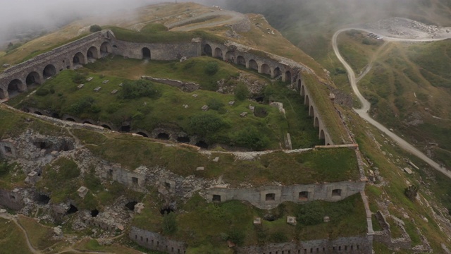 瓦雷塞尔堡By Mont Cenis Lake -鸟瞰图- Rhône-Alpes，萨沃伊，法国视频素材