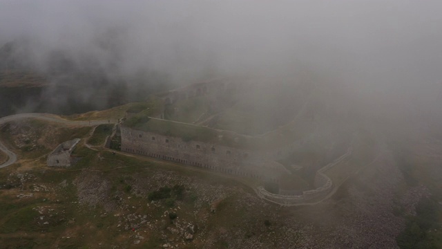 瓦雷塞尔堡By Mont Cenis Lake -鸟瞰图- Rhône-Alpes，萨沃伊，法国视频素材