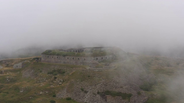 瓦雷塞尔堡By Mont Cenis Lake -鸟瞰图- Rhône-Alpes，萨沃伊，法国视频素材