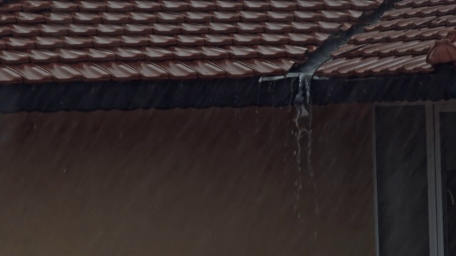 屋顶上的大雨视频素材