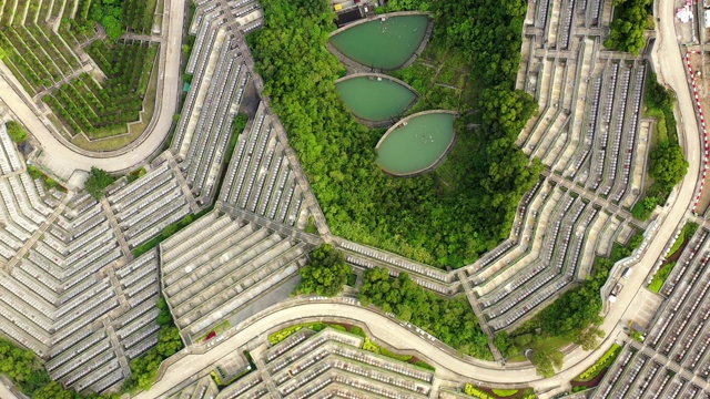 傍晚，香港金沙湾华人永久坟场的宁静鸟瞰图视频素材