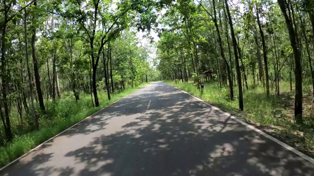 在乡间小路上行驶，进入野外视频素材